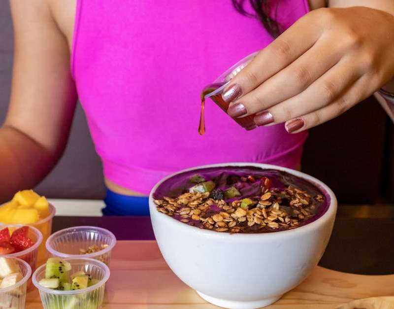 Descubre os benefícios comprovados do açaí para a saúde e bem-estar. Esta superfruta, rica em antioxidantes, pode ajudar na saúde da pele e no controlo de peso.