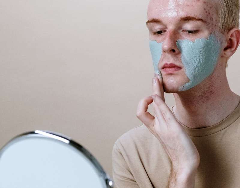 Por que aparece acne em adultos, papel das hormonas, tratamentos tópicos, orais e suplementos como zinco. Guia médico EEAT 2026.