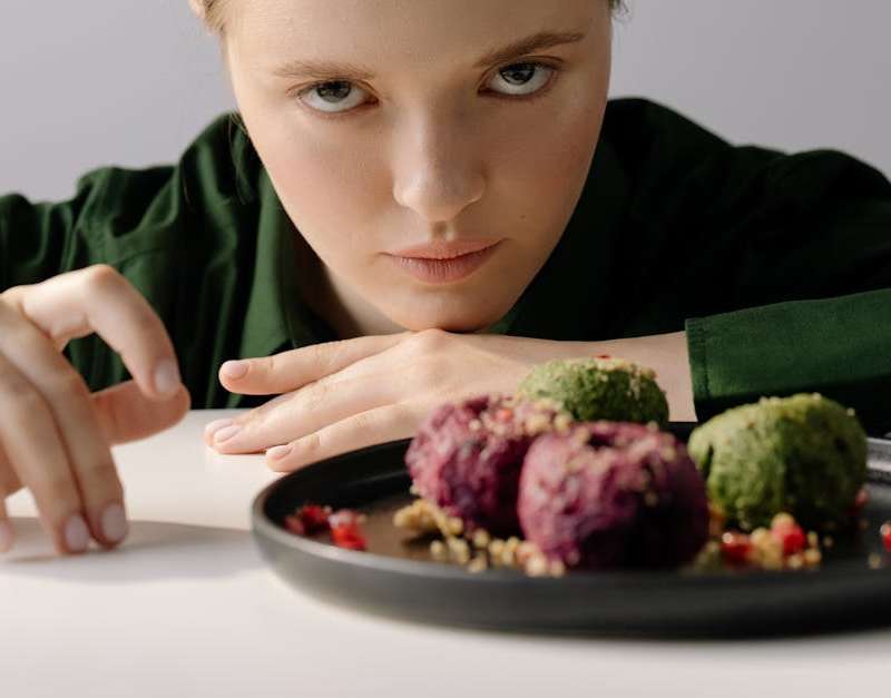 Adote a alimentação consciente e mude a sua relação com a comida. Saiba como parar de depender do comer emocional e melhore a sua vida.
