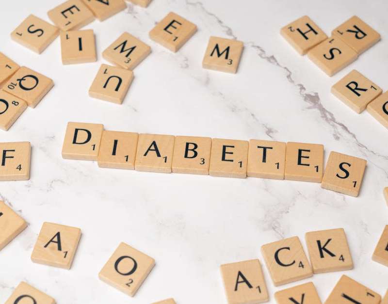 Descubra como uma alimentação saudável pode ajudar a prevenir a diabetes tipo 2, com dicas práticas e alimentos essenciais.
