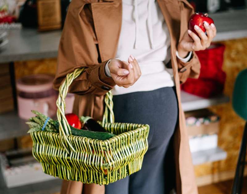 Guia completo para alimentação saudável na gravidez, nutrientes essenciais, alimentos a evitar e dicas para o bem-estar.