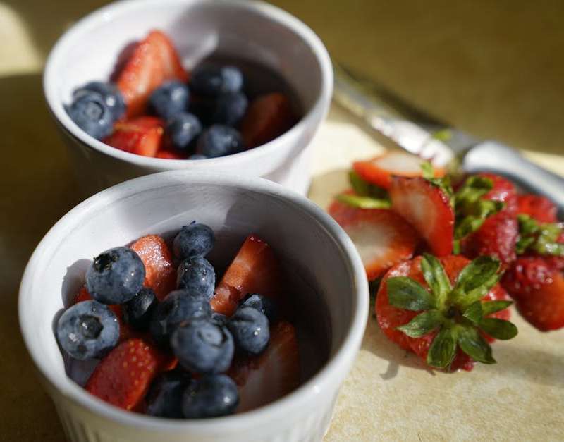 Descubra os 10 alimentos anti-inflamatórios que podem melhorar a sua saúde. Aprenda como incluí-los na sua dieta para um bem-estar duradouro.