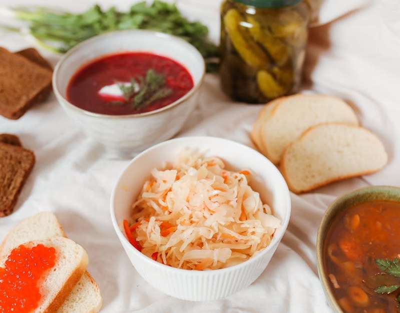 Descubra como os alimentos fermentados beneficiam o seu intestino, promovendo uma flora saudável e uma melhor digestão. Entenda a sua importância.