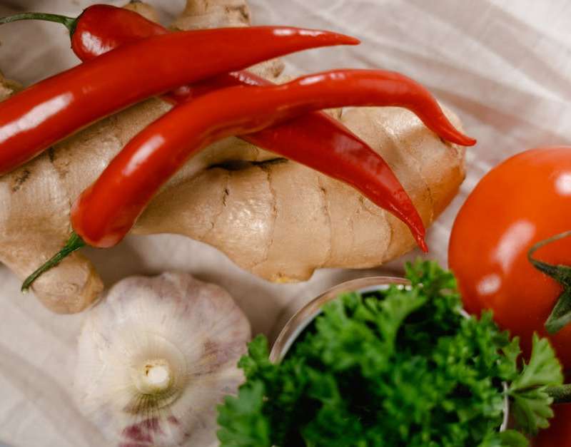 Descubra o que são alimentos termogênicos, seus benefícios e como incluí-los na dieta para potencializar a queima de gordura.