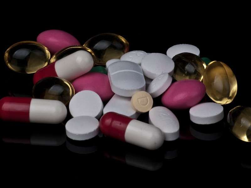 Análise informativa do Alli (orlistato 60mg): mecanismo de ação, eficácia clínica, efeitos secundários, contraindicações e quem deve consultar o médico antes de tomar.
