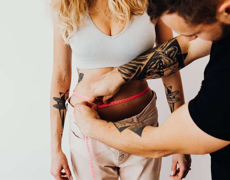 Descobre a verdade sobre o waist trainer. Analisamos a ciência por trás das cintas abdominais, os riscos e as alternativas para moldar o corpo com segurança.