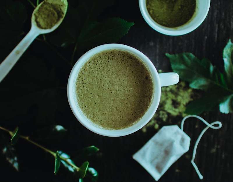 Descobre os benefícios do chá matcha para a saúde e bem-estar. Esta bebida antioxidante pode melhorar a tua energia e concentração.