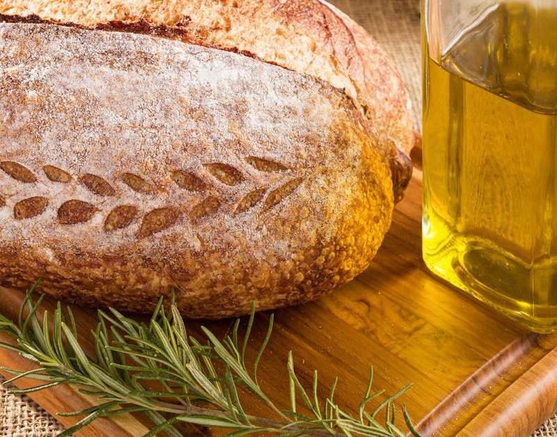 Explora os notáveis benefícios do azeite na promoção da saúde. Descobre como este alimento mediterrânico apoia o coração, o cérebro e o bem-estar geral.