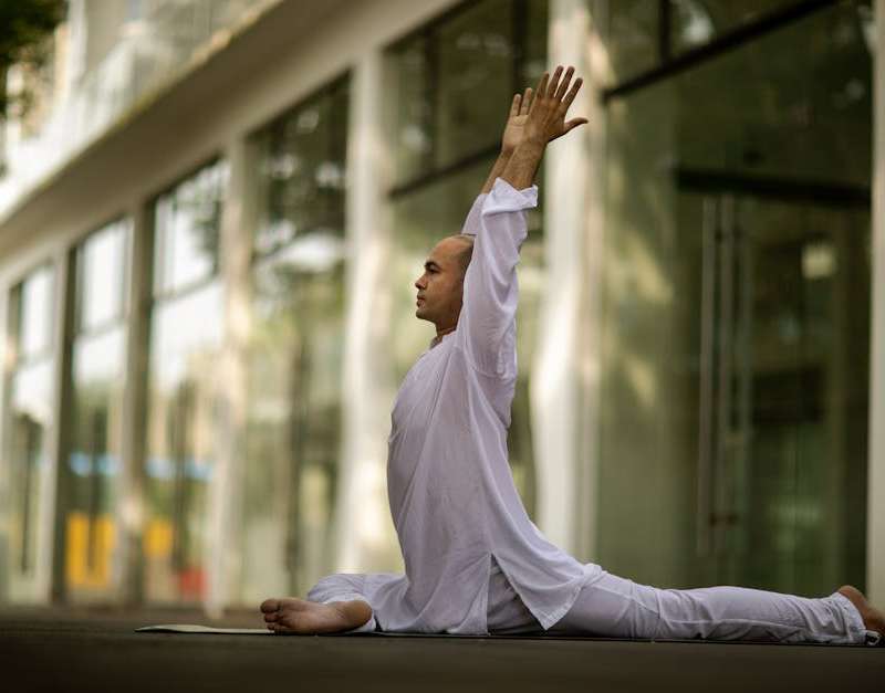 Descubra os benefícios do yoga para a saúde mental. Saiba como esta prática milenar pode melhorar o teu bem-estar emocional e reduzir o stress diário.