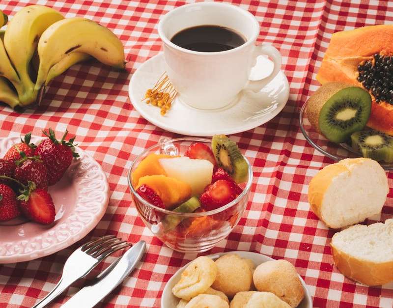 Descubra um café da manhã para emagrecer que funciona. Evite erros comuns e escolha as opções certas para perder peso de forma saudável e sustentável.