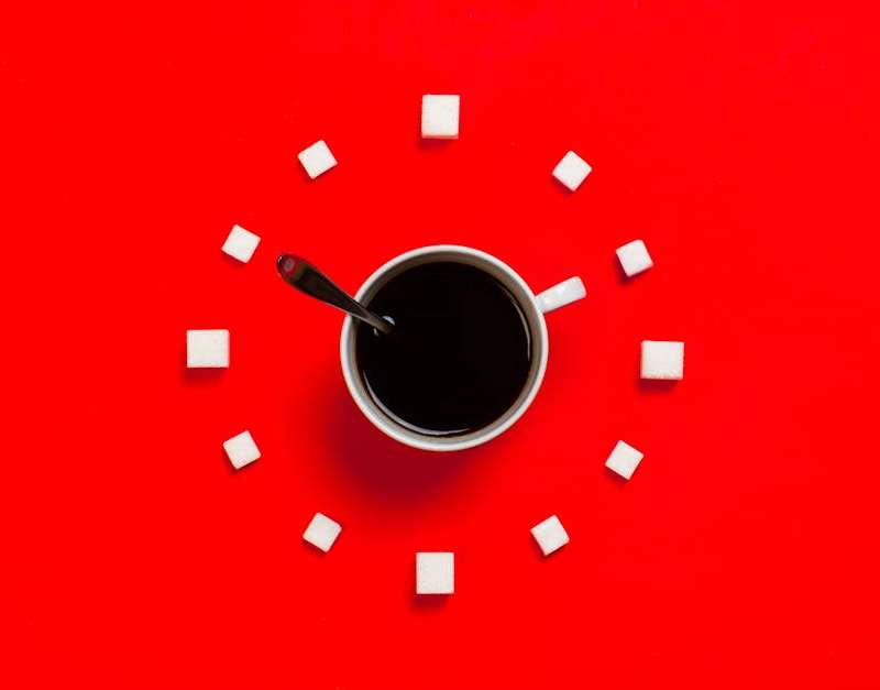 Entenda a cafeína: os seus benefícios, como afeta o corpo e os seus riscos. Saiba mais sobre este estimulante popular e o seu impacto na sua saúde.