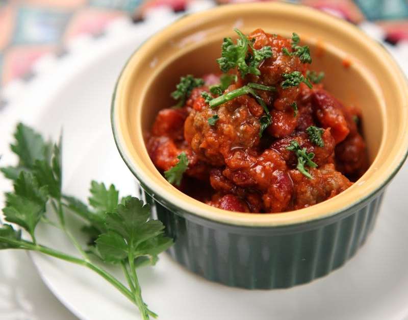Descubra como preparar um delicioso chili com carne saudável, perfeito para o seu plano alimentar. A nossa receita controlada em calorias e rica em sabor.
