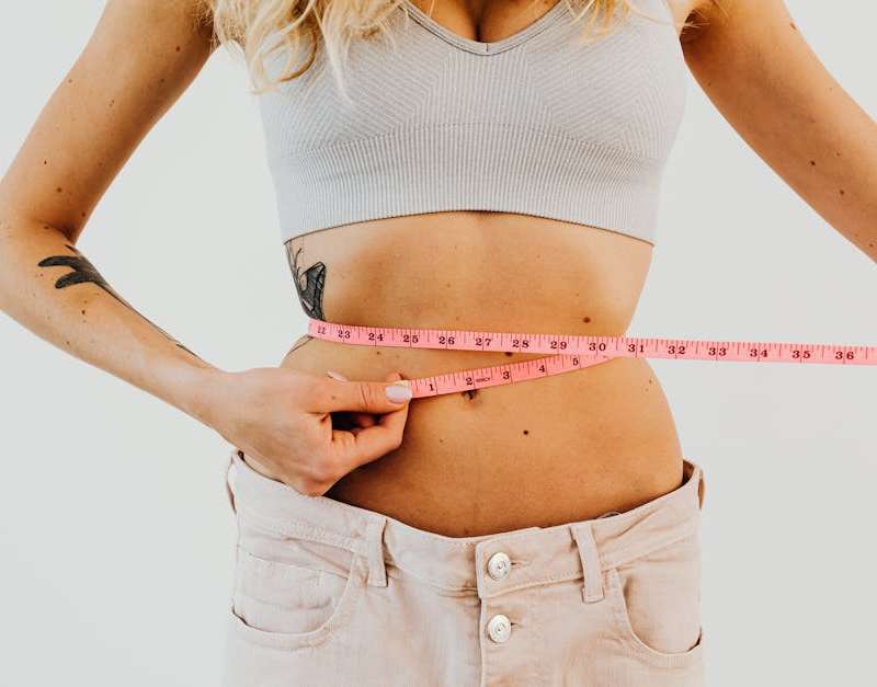 Saiba se a cinta abdominal para mulheres é eficaz! Analisamos a sua funcionalidade, os reais benefícios e como usá-la corretamente para resultados visíveis.