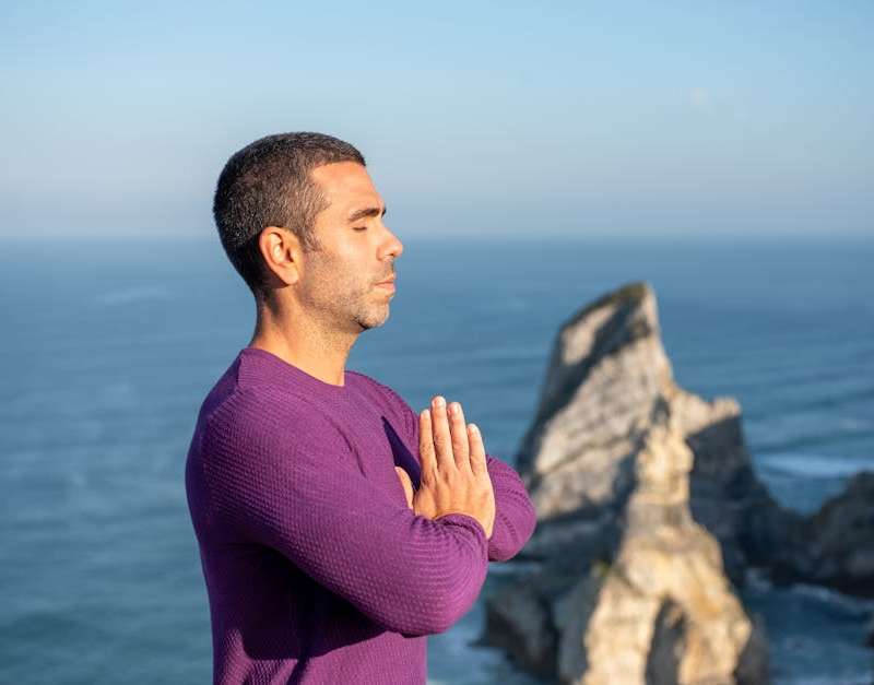 Descobre como meditar com este guia prático para iniciantes. Aprende técnicas simples que melhoram a saúde mental e alcança o bem-estar.