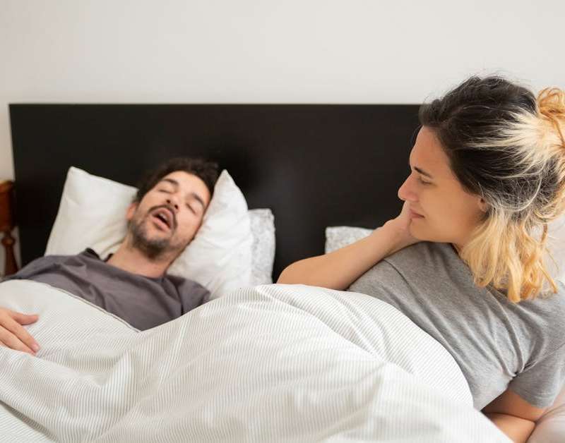 Descobre 11 remédios práticos e eficazes para parar de ressonar, melhorando significativamente a qualidade do teu sono e o bem-estar geral.