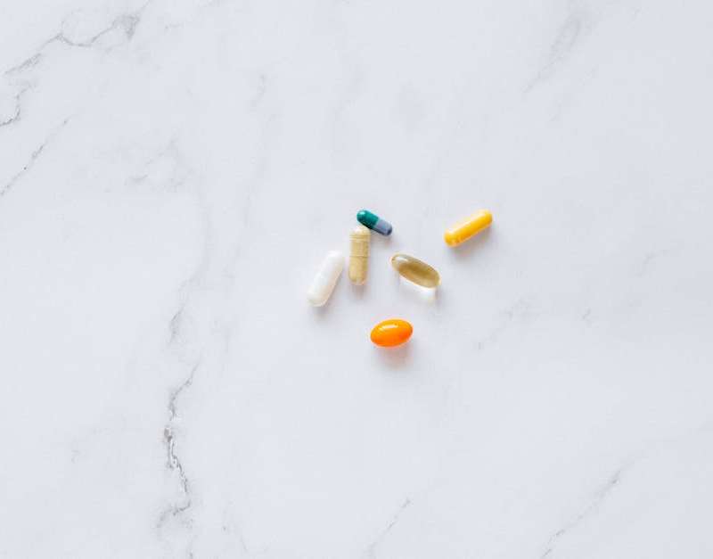 Comparação entre comprimidos para emagrecer sem receita (OTC) e medicamentos com prescrição: eficácia, riscos e quando escolher cada um.