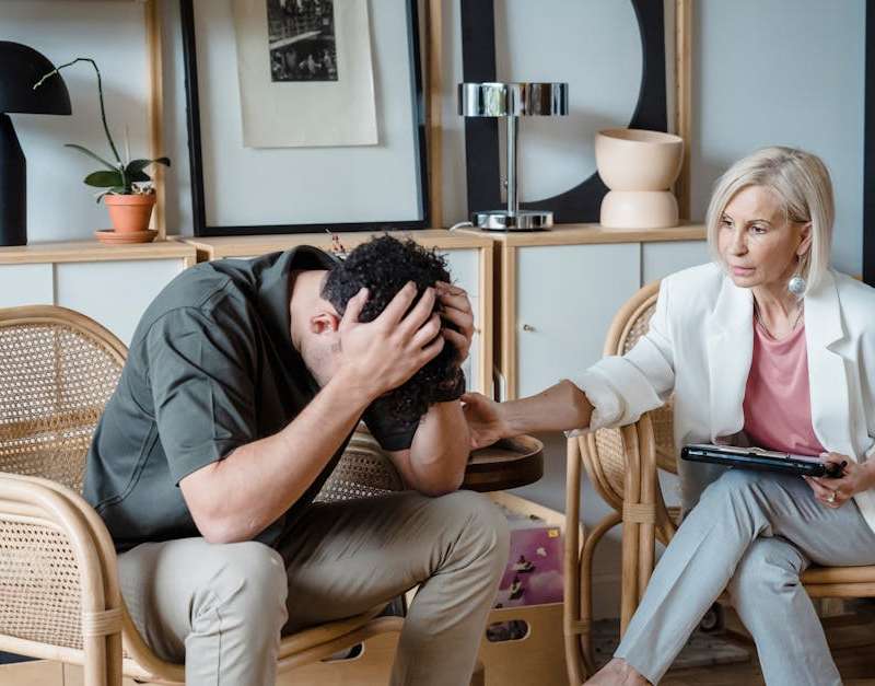 A depressão, uma condição de saúde mental séria que afeta milhões de pessoas em todo o mundo, vai muito além de uma simples tristeza passageira. Caracteriz…