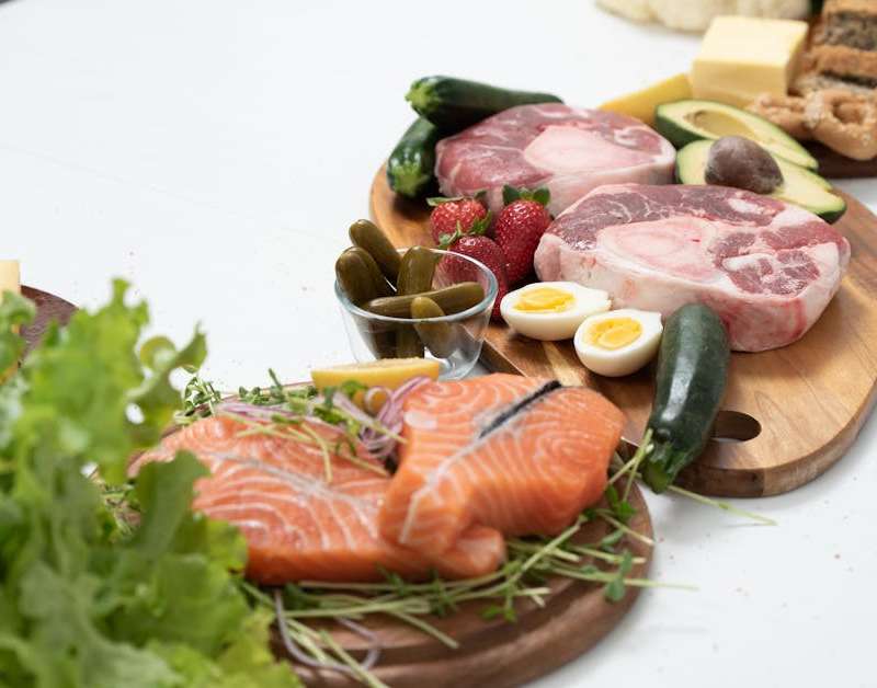 Descubra a dieta cetogénica para iniciantes. Entenda como funciona este plano alimentar, os seus potenciais benefícios e os efeitos secundários a considerar.
