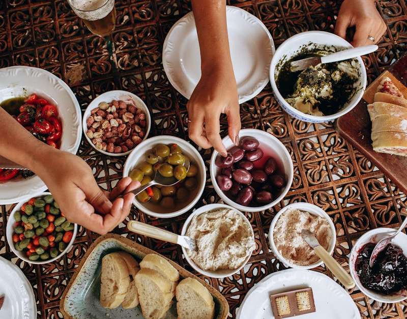 Descobre os 9 benefícios comprovados da dieta mediterrânica para a tua saúde. Entende como esta alimentação pode transformar o teu bem-estar de forma duradoura.