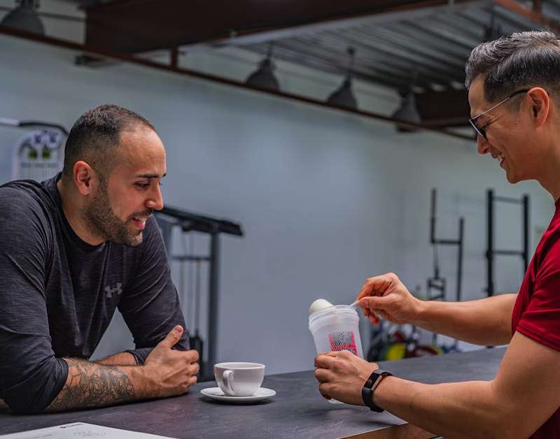 Análise à Dymatize ISO 100: isolado hidrolisado de whey com 25 g de proteína, baixíssima lactose e absorção rápida. Vale o preço?