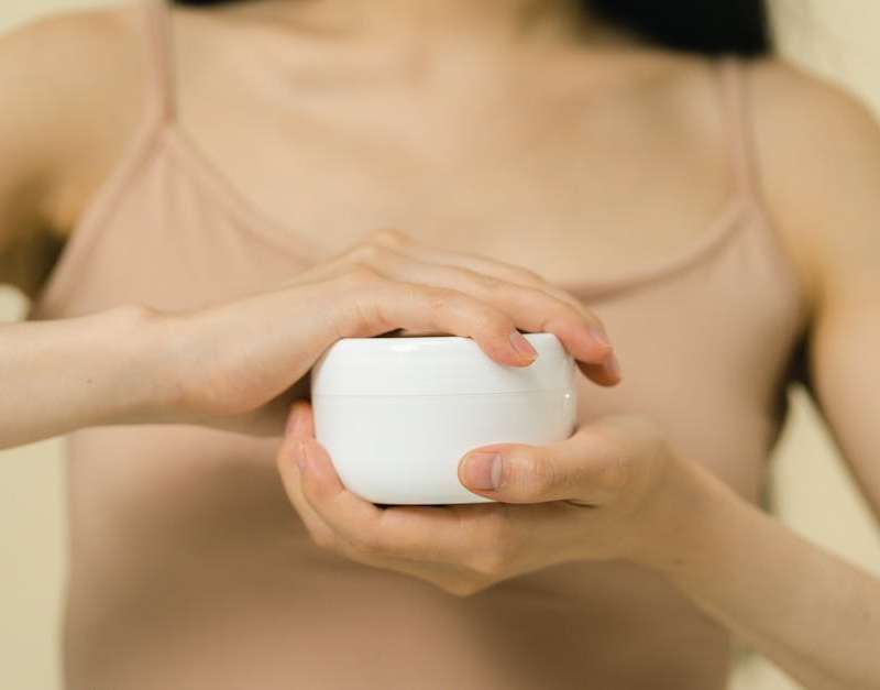 Saiba o que é eczema atópico, uma condição inflamatória da pele. Conheça os sintomas, as causas comuns, prevenção e tratamentos eficazes.