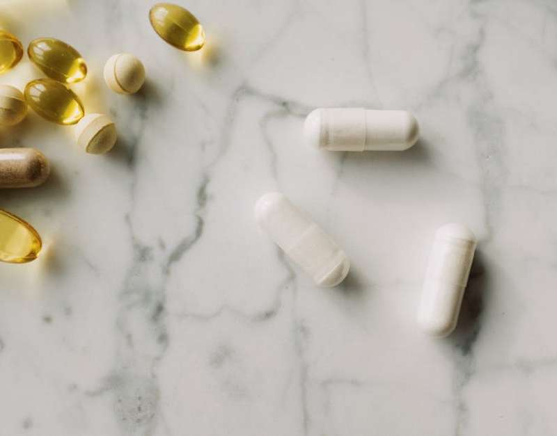 Escolher suplementos seguros e eficazes é crucial para 2025. Este guia mostra-lhe como analisar ingredientes, certificações e dosagens para sua saúde.