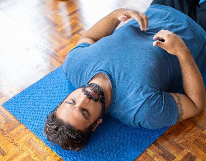 Melhore a sua saúde mental com exercícios de respiração que ajudam a combater o stress. Saiba como estas técnicas simples podem trazer um bem-estar duradouro.