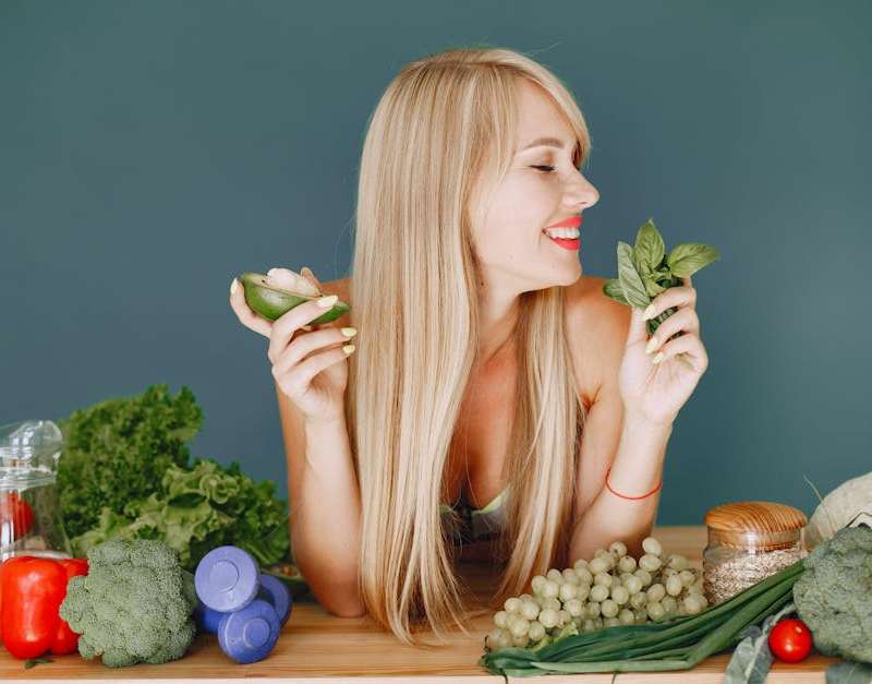 Descobre como a alimentação correta pode ajudar a fortalecer unhas e cabelos. Melhora a saúde e o brilho dos teus fios e unhas com os alimentos certos.