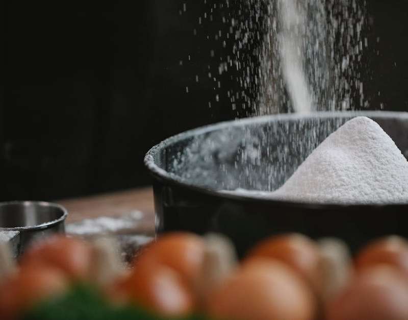 Entende o que é goma xantana, o seu uso na indústria alimentar como espessante e se é segura para consumo. Avalia os seus benefícios e riscos.