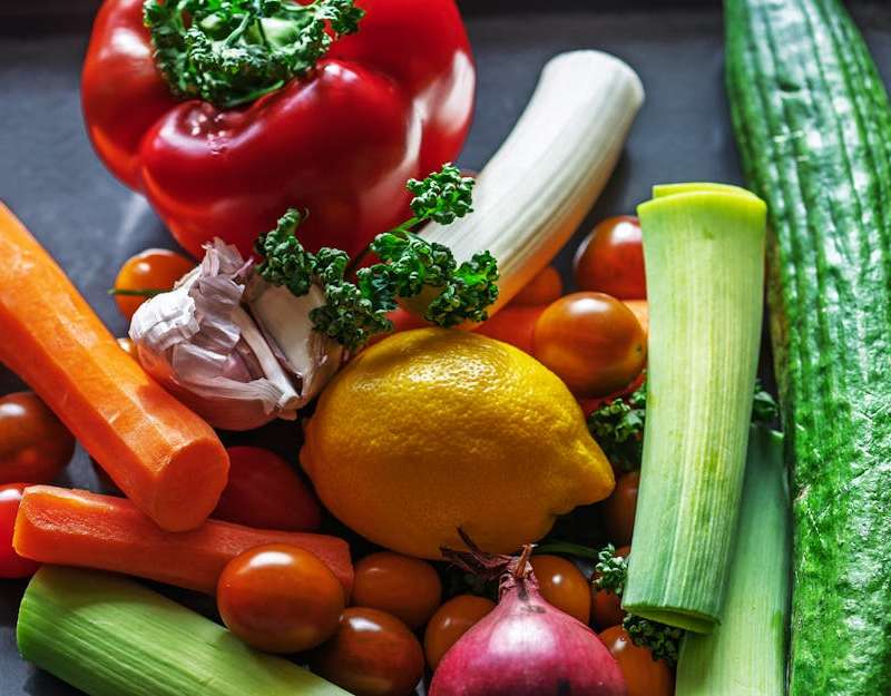 Descubra a dieta baseada em plantas, um guia completo com vantagens e desafios. Saiba como adotar este estilo alimentar saudável e sustentável em Portugal.