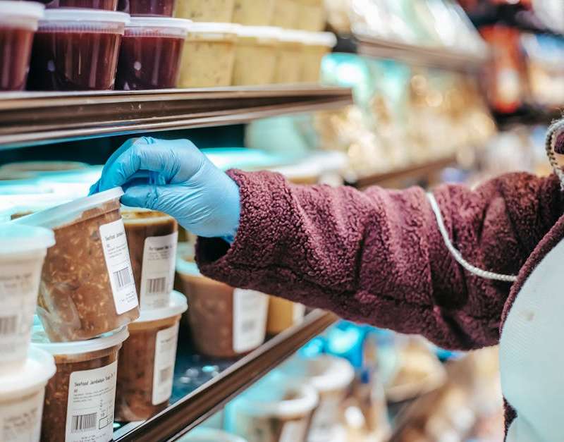 Guia prático para ler rótulos nutricionais no supermercado e fazer escolhas alimentares mais informadas. Entenda o que os números significam.