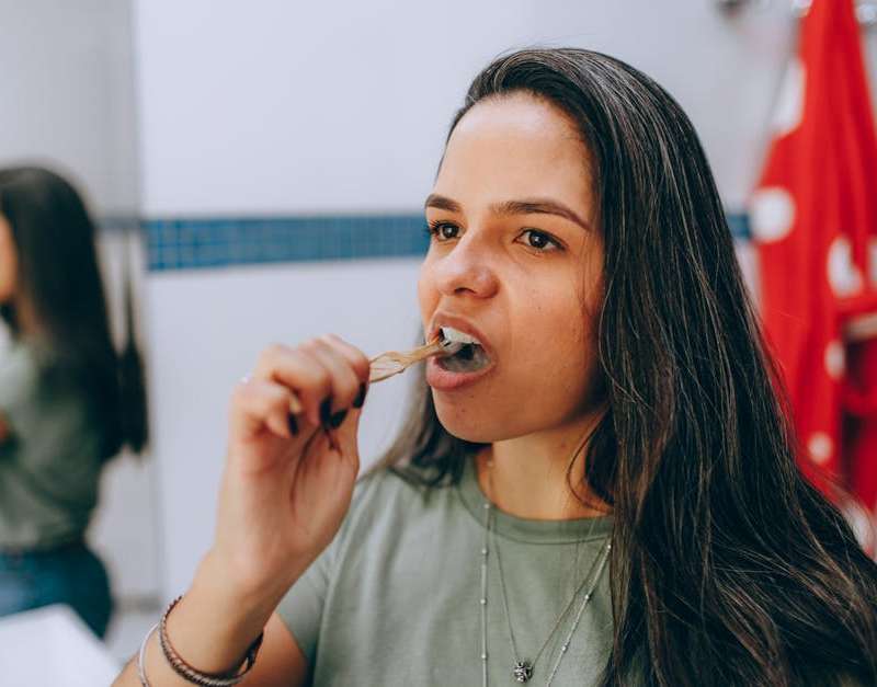 Descobre a importância da saúde bucal para o bem-estar geral. Mostra-te como a higiene oral impacta todo o corpo e oferece dicas para manter dentes saudáveis.