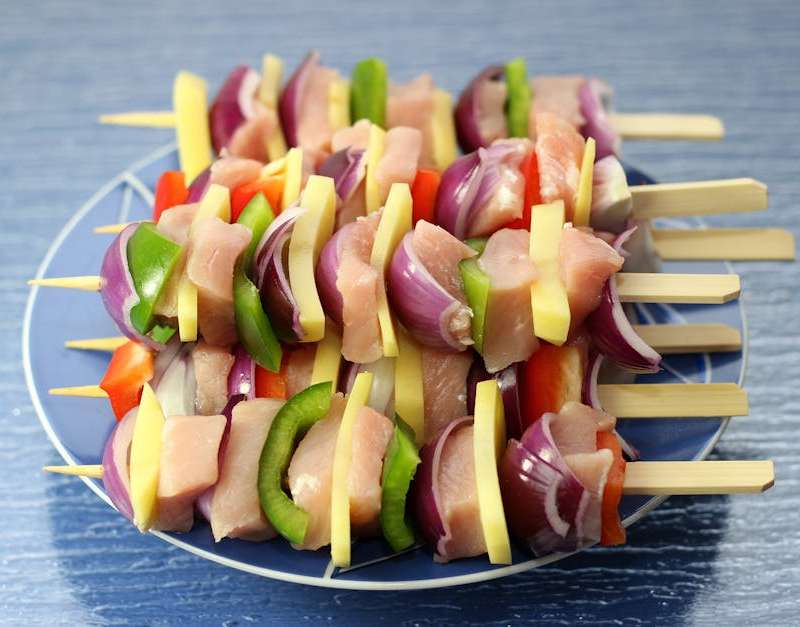 Descubra como preparar kebabs de peru saudáveis e saborosos. Uma opção de refeição fácil que a tua família vai adorar, perfeita para equilibrar a dieta.
