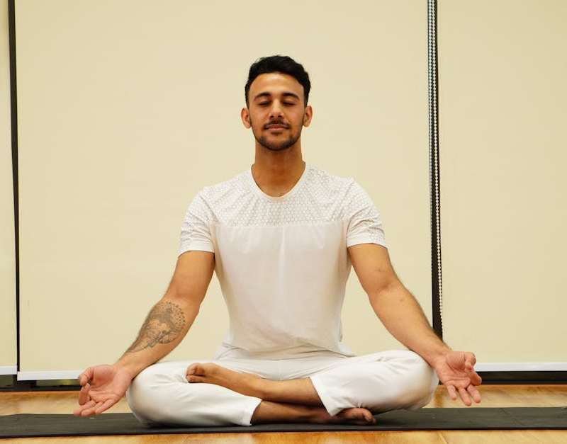 Descubra como o kundalini yoga pode transformar a sua vida. Esta prática milenar oferece equilíbrio mental e físico, através de posturas, mantras e meditação.