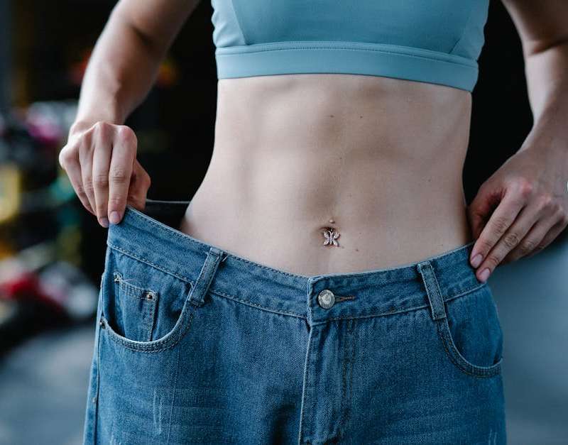 Entenda como a l-carnitina queimar gordura no seu corpo. Desvende a ciência por trás, benefícios, dosagem e como integrá-la na sua rotina de fitness.
