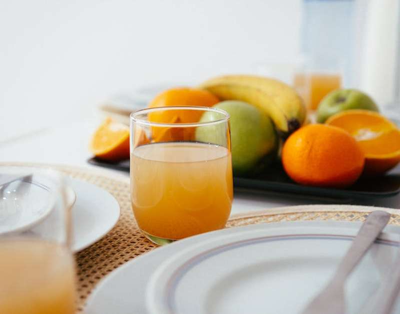 Descubra os 10 melhores alimentos que funcionam como laxantes naturais para combater a prisão de ventre. Saiba como integrar estes superalimentos na tua dieta.