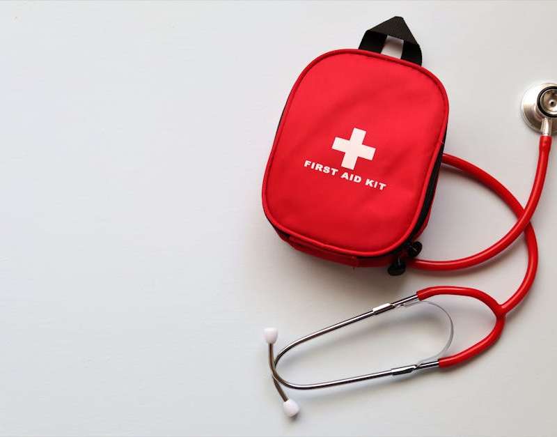 Comparámos os melhores kits de primeiros socorros para casa em Portugal. Conteúdo essencial, certificações DIN/EN, melhores opções por orçamento.