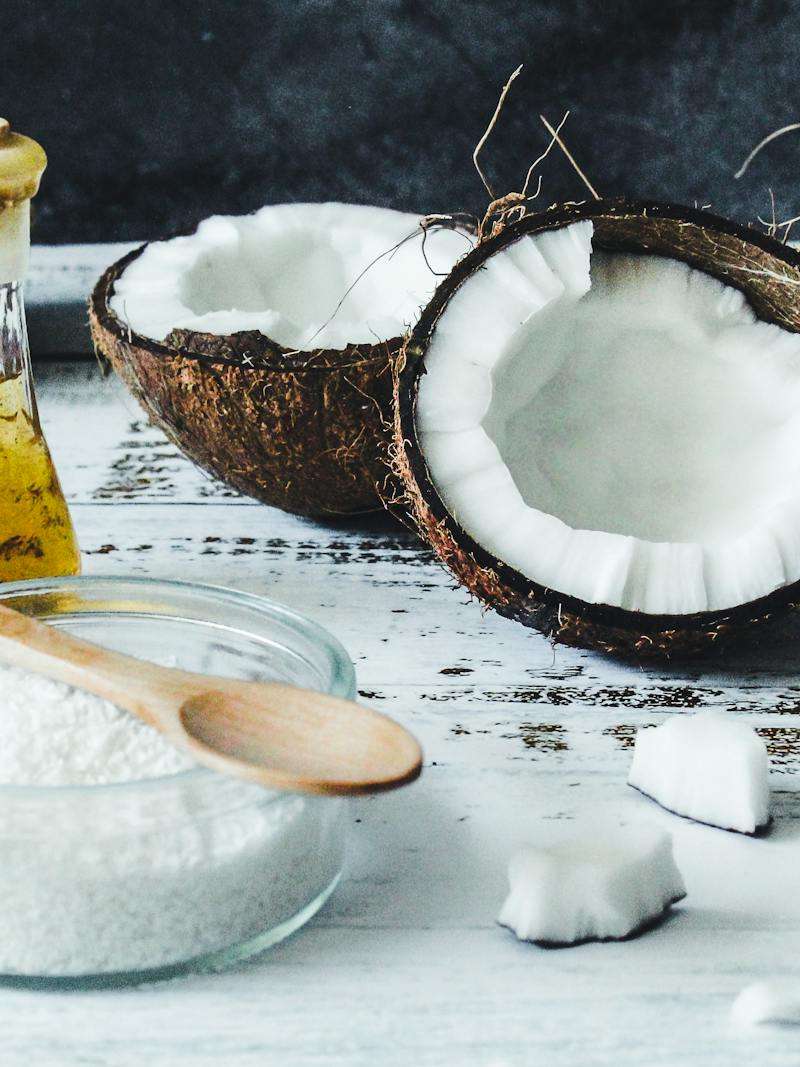 Comparativo dos melhores óleos de coco em Portugal: virgem vs refinado, MCTs, usos culinários e cosméticos. Top 3 testados.