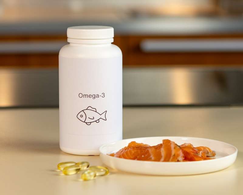 Qual o melhor ómega 3? Comparámos EPA+DHA por dose, forma rTG vs éster etílico, opções vegan de algas e preço real. Guia independente 2026.