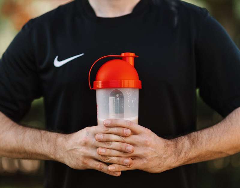 Análise honesta da Clear Collagen Protein da MyProtein: 10g de colagénio + 9g de whey isolate, vitamina C, sabor frutado refrescante. Vale a pena?