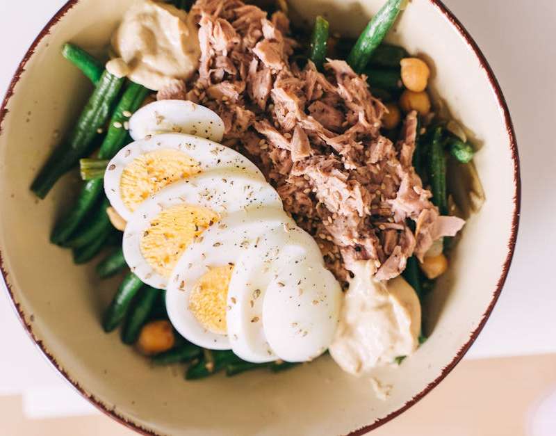 Entenda o porquê de os produtos com proteína estarem a proliferar nas prateleiras. Saiba como este boom pode afetar a sua alimentação e saúde, com factos.
