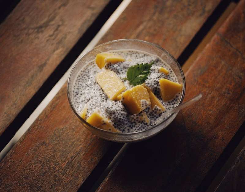 Descubra como fazer um pudim de chia rápido e delicioso com apenas 3 ingredientes. Perfeito para um pequeno-almoço saudável ou sobremesa nutritiva.