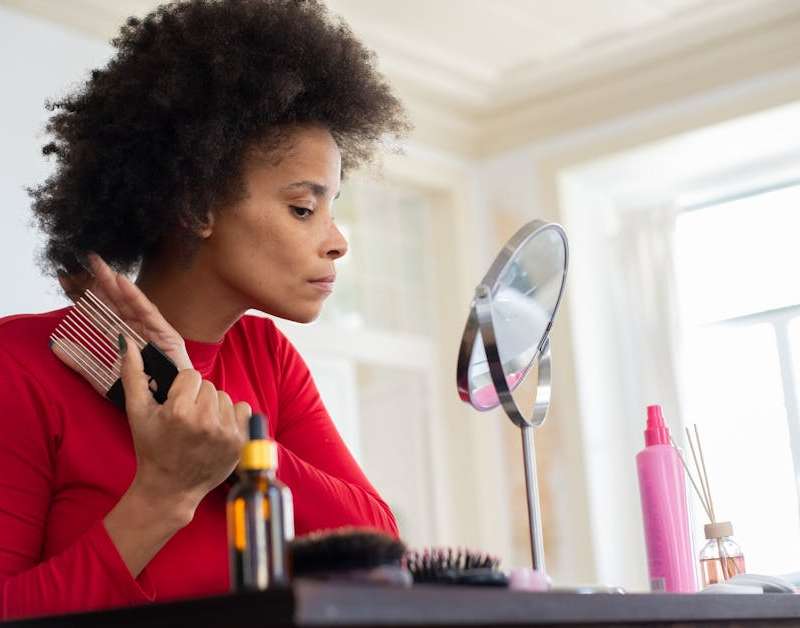Causas da queda de cabelo na mulher (alopecia androgenética, eflúvio, ferropénia), tratamentos médicos e suplementos com evidência.
