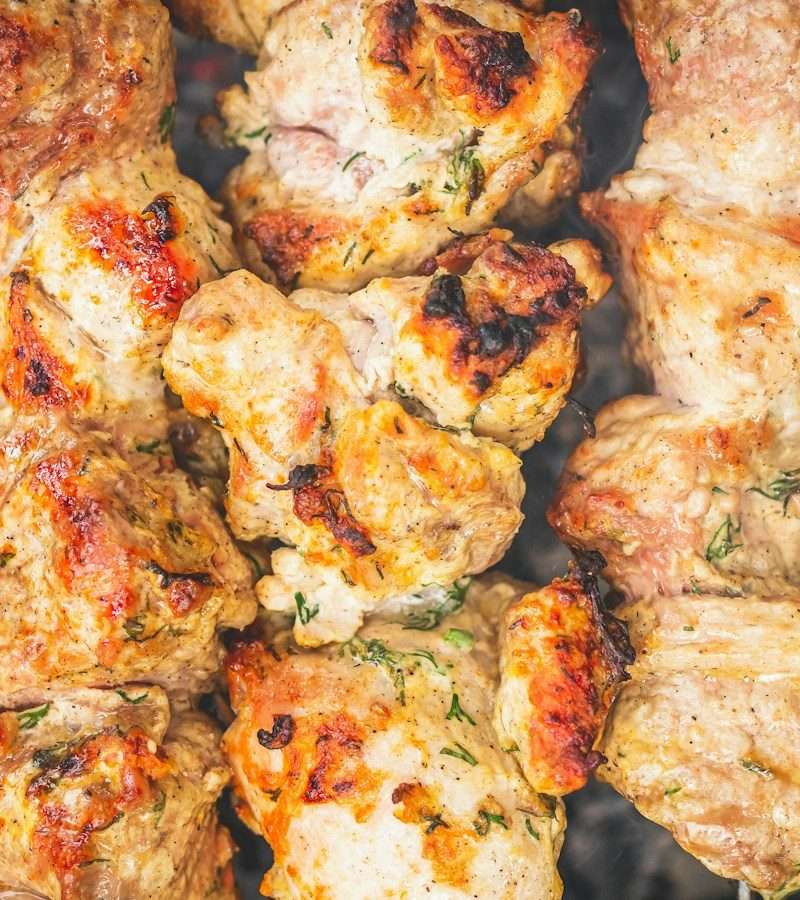 Receita de espetadas de peru marinadas em iogurte, limão e especiarias. Quantidades para 4 pessoas, tempo de marinada e dicas para não secarem.