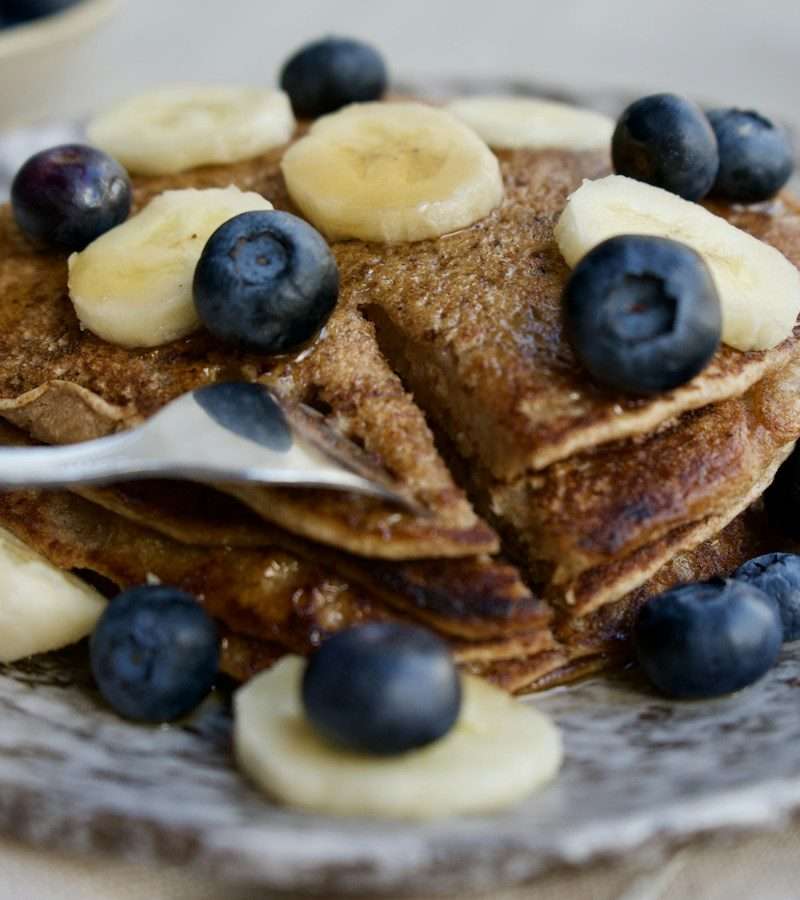Receita de panquecas de aveia e banana com ovos, sem farinha de trigo e sem açúcar adicionado. Quantidades para 8 panquecas e dicas para não se desfazerem.
