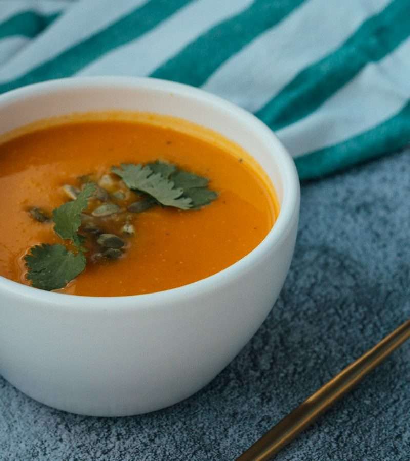 Receita de sopa de legumes com abóbora, cenoura, batata e curgete, para 6 pratos. Quantidades, tempos, como congelar e como acertar a textura.