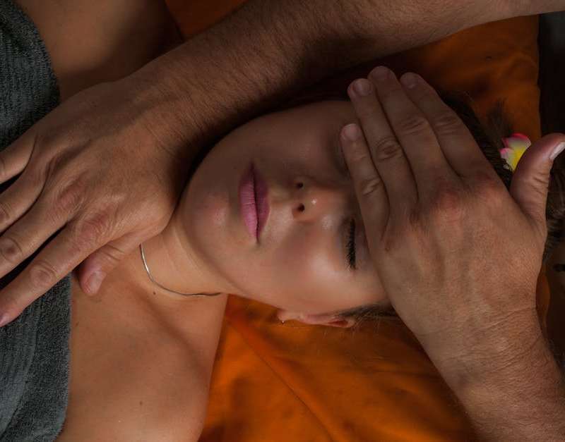 Descubra o que é Reiki, como funciona esta técnica de relaxamento japonesa e o que diz a evidência científica sobre os seus efeitos no bem-estar.