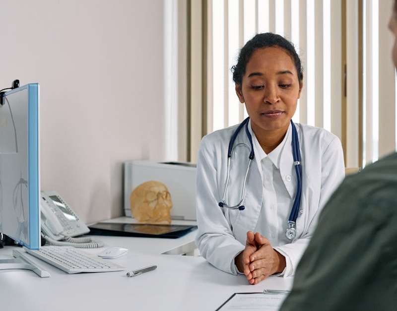 Exploramos os 8 principais riscos do IMC alto para a tua saúde, incluindo doenças cardíacas e diabetes. Compreende as complicações e como as evitar.