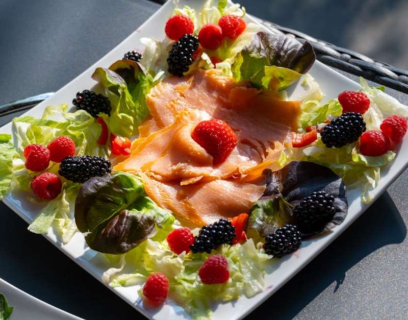 Descubra como preparar uma deliciosa salada de salmão e mirtilo, rica em nutrientes e antioxidantes para uma refeição saudável e prática.