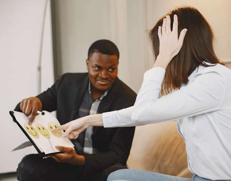 Descubra como priorizar a saúde mental no trabalho e aplicar estratégias comprovadas para gerir o stress profissional. Melhora o teu bem-estar.